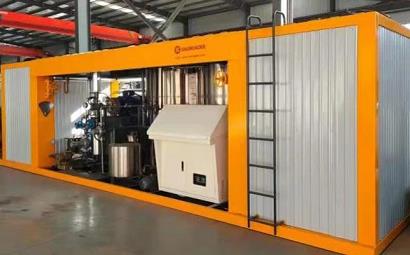 What should be paid attention to when the emulsified bitumen equipment is in operation?